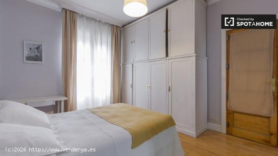 Habitación acogedora con escritorio en un apartamento de 5 dormitorios, Salamanca - MADRID