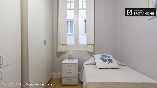 Habitación amueblada con calefacción en apartamento de 5 dormitorios, Salamanca - MADRID