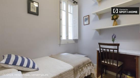 Cómoda habitación con escritorio en un apartamento de 5 dormitorios, Salamanca - MADRID