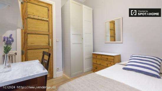 Cómoda habitación con escritorio en un apartamento de 5 dormitorios, Salamanca - MADRID