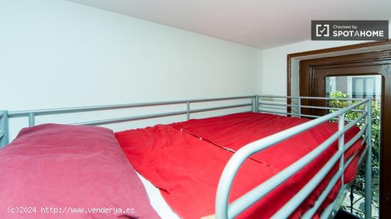 Encuentra una habitación con llave independiente en piso de 8 habitaciones, Lavapiés - Mujeres - M