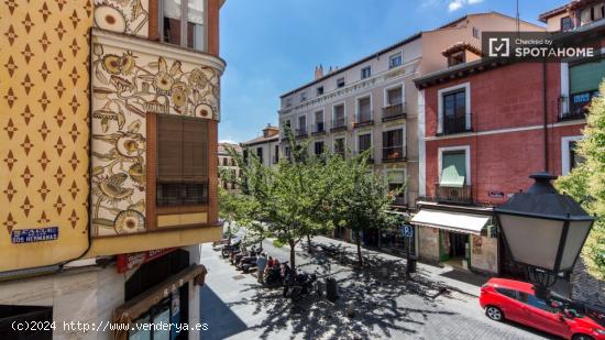 Habitación amueblada con escritorio en piso de 8 habitaciones, Lavapiés - Mujeres - MADRID