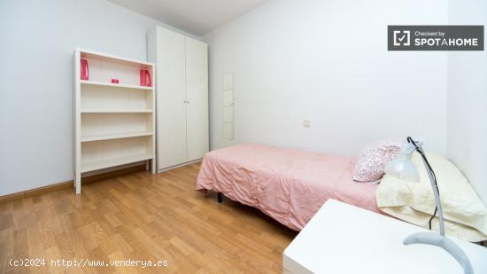 Habitación amueblada con escritorio en piso de 8 habitaciones, Lavapiés - Mujeres - MADRID