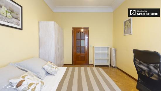 Habitación doble con excelentes vistas en un apartamento de 5 dormitorios, Salamanca. - MADRID