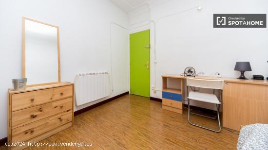 Habitación acogedora con escritorio en un apartamento de 6 habitaciones, Latina - MADRID