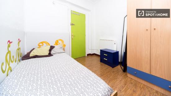 Buena habitación con cómoda en un apartamento de 6 habitaciones, Latina - MADRID