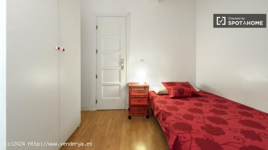 Habitación blanca con calefacción en piso compartido, Embajadores - MADRID