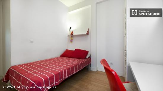 Relajante habitación con escritorio en piso compartido, Embajadores - MADRID