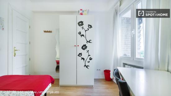 Habitación ordenada con armario independiente en piso compartido, Embajadores - MADRID