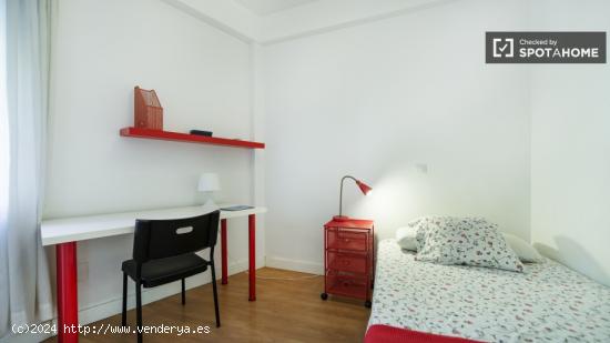 Habitación ordenada con armario independiente en piso compartido, Embajadores - MADRID