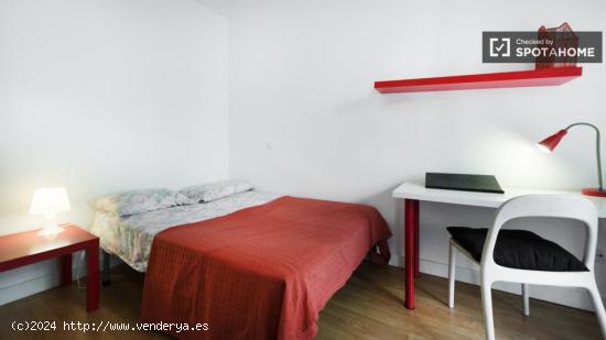 Habitación acogedora con llave independiente en piso compartido, Embajadores - MADRID