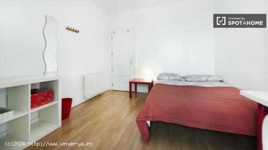 Habitación acogedora con llave independiente en piso compartido, Embajadores - MADRID