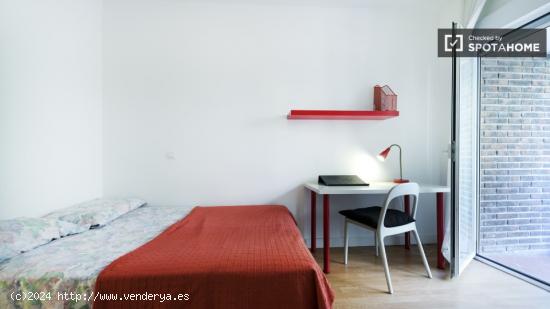 Habitación acogedora con llave independiente en piso compartido, Embajadores - MADRID