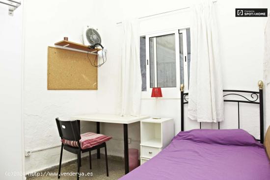 Habitación amueblada con escritorio en un apartamento de 5 dormitorios, Eixample - BARCELONA