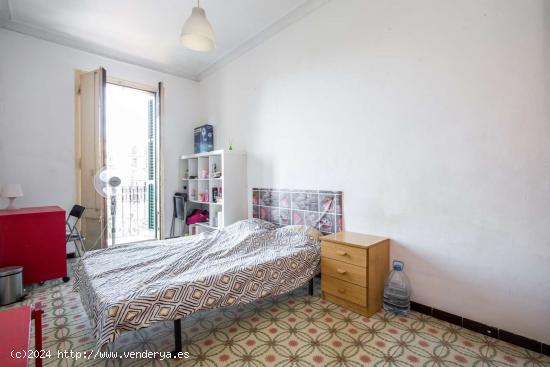 Habitación amueblada con armario independiente en el piso compartido, Eixample - BARCELONA