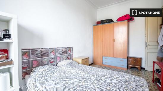 Habitación amueblada con armario independiente en el piso compartido, Eixample - BARCELONA