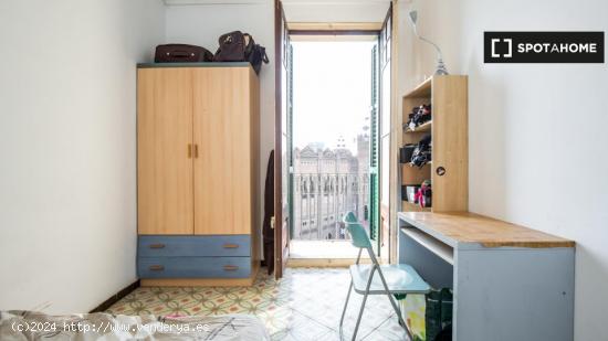 Habitación amueblada con armario independiente en el piso compartido, Eixample - BARCELONA