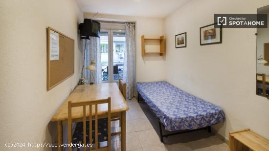 Habitación soleada con ventana con vista a la calle en piso compartido, Malasaña - MADRID