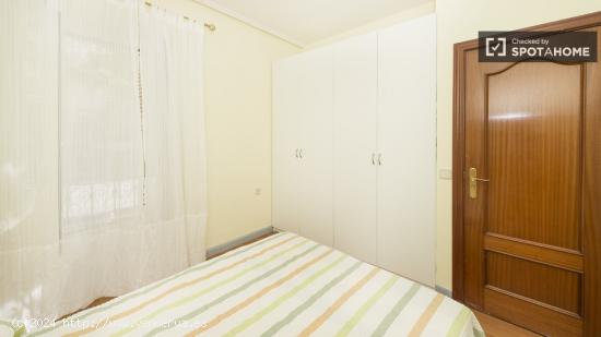 Habitación enorme con llave independiente en apartamento de 4 dormitorios, Salamanca - MADRID