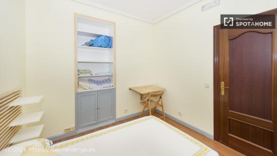 Habitación amplia con armario empotrado en un apartamento de 4 dormitorios, Salamanca - MADRID