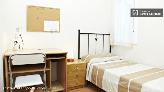 Gran sala con estanterías en apartamento de 4 dormitorios, Sants-Montjuic - BARCELONA