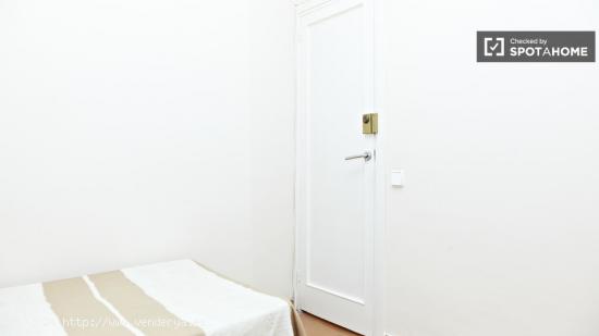 Gran sala con estanterías en apartamento de 4 dormitorios, Sants-Montjuic - BARCELONA