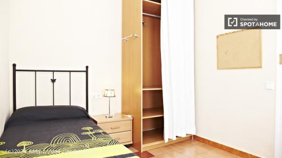 Habitación soleada con balcón en apartamento de 4 dormitorios, Sants-Montjuic - BARCELONA