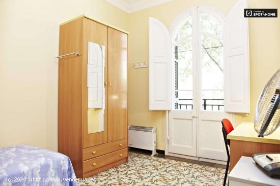  Sala de relax con estanterías en piso compartido, Eixample. - BARCELONA 