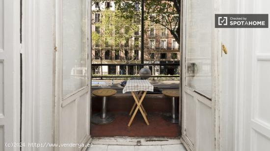 Relajante habitación con llave independiente en piso compartido, Malasaña - MADRID