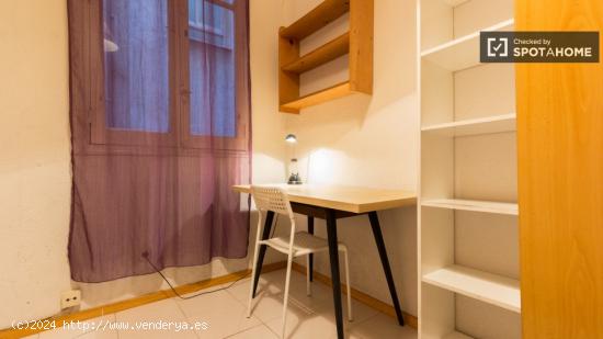 Encantadora habitación con escritorio en piso compartido, Moncloa - MADRID