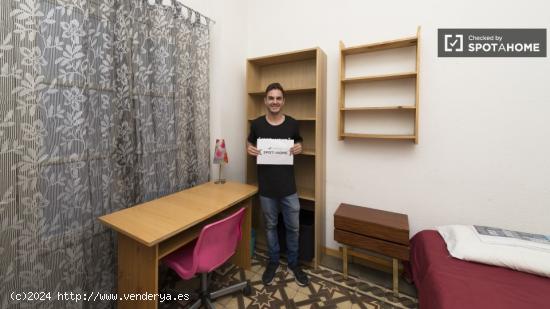 Encantadora habitación con escritorio en piso compartido, Moncloa - MADRID