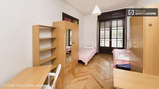 Habitación interior con ventana con vista a la calle en piso compartido, Chamberí - MADRID