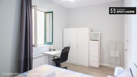 Habitación acogedora con armario independiente en el piso compartido, Chamberí - MADRID