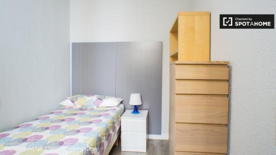 Cómoda habitación con armario independiente en el piso compartido, Chamberí - MADRID