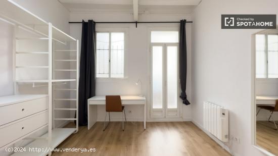 Habitación acogedora con escritorio en un apartamento de 5 dormitorios, El Raval - BARCELONA