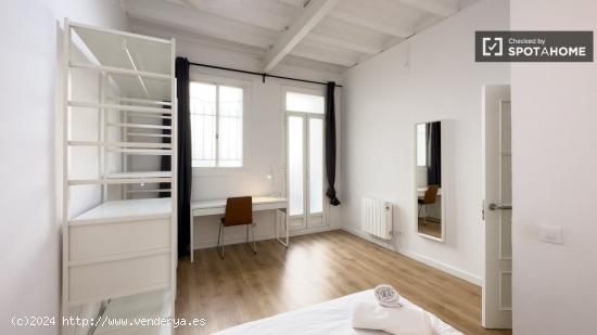 Habitación acogedora con escritorio en un apartamento de 5 dormitorios, El Raval - BARCELONA