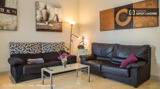 Habitación luminosa con armario independiente en un apartamento de 4 dormitorios, Eixample - BARCEL