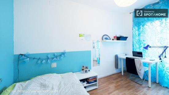 Cama doble en siete habitaciones coloridas para alquilar cerca de Alonso Martinez - MADRID