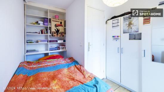 Cama doble en siete habitaciones coloridas para alquilar cerca de Alonso Martinez - MADRID