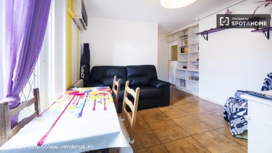 Cama doble en siete habitaciones coloridas para alquilar cerca de Alonso Martinez - MADRID