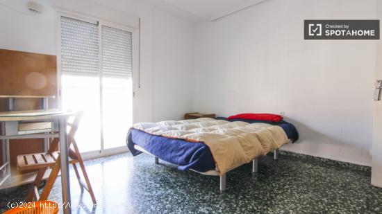 Gran habitación con escritorio en piso compartido, Benimaclet - VALENCIA