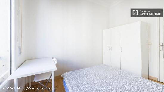 Habitación amueblada con ventana con vista a la calle en piso compartido, Salamanca - MADRID