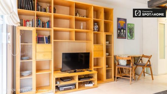 Amplio estudio con dormitorio tipo loft en alquiler en El Raval - BARCELONA