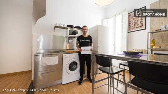 Habitación decorada con escritorio en un apartamento de 5 dormitorios, Salamanca - MADRID