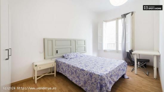  Acogedora habitación con ventana con patio interior en apartamento de 5 dormitorios, Salamanca - MA 