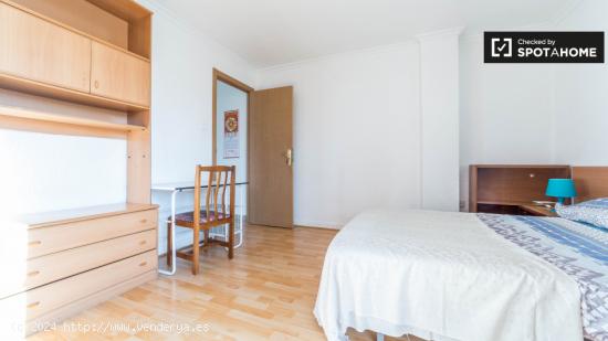 Habitación luminosa en apartamento de 3 dormitorios con A / C, Campanar - VALENCIA