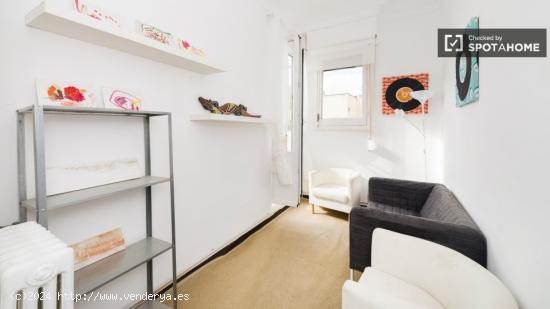 Relajante habitación con ventana con patio interior en apartamento de 5 dormitorios, Salamanca - MA