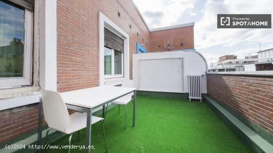 Relajante habitación con ventana con patio interior en apartamento de 5 dormitorios, Salamanca - MA