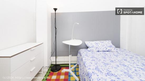 Se alquila habitación con cómoda en apartamento de 5 dormitorios, Salamanca - MADRID