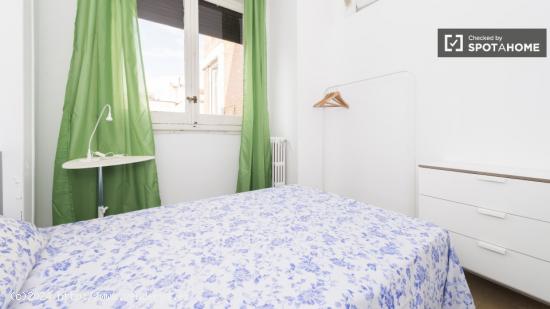 Se alquila habitación con cómoda en apartamento de 5 dormitorios, Salamanca - MADRID